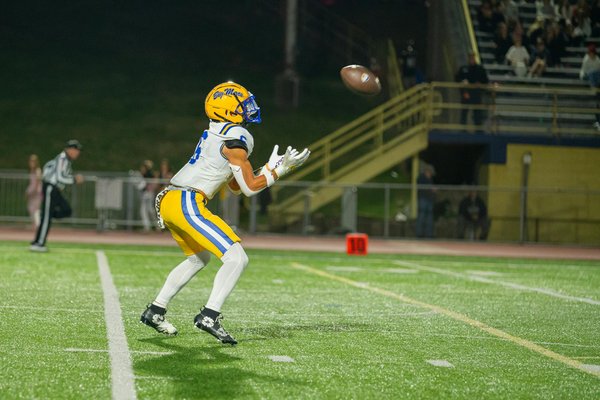 ¿Cuáles son los ingredientes para hacer una masa de pizza casera perfectamente levada?